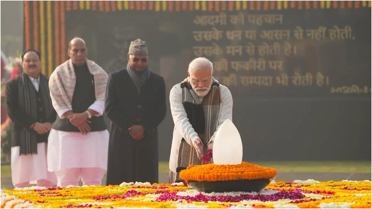 स्मारक पर राष्ट्रपति द्रौपदी मुर्मू और उपराष्ट्रपति जगदीप धनखड़ भी मौजूद थे.