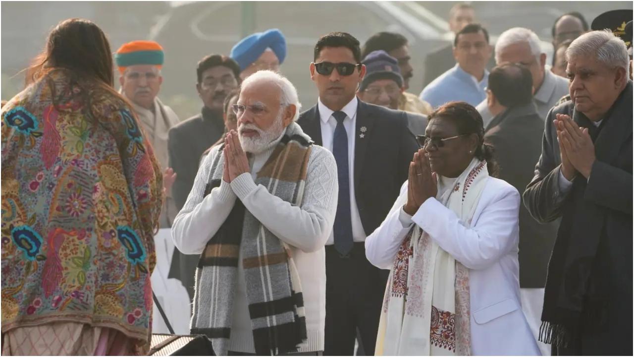 इस अवसर पर पूर्व राष्ट्रपति राम नाथ कोविंद, भाजपा के राष्ट्रीय अध्यक्ष जेपी नड्डा, रक्षा मंत्री राजनाथ सिंह, लोकसभा अध्यक्ष ओम बिरला, राज्यसभा के उपसभापति हरिवंश और अन्य नेताओं ने पुष्पांजलि अर्पित कर अपना सम्मान व्यक्त किया.