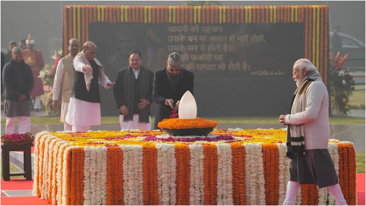 इससे पहले, भाजपा के राष्ट्रीय अध्यक्ष जेपी नड्डा ने देश भर के पार्टी पदाधिकारियों और प्रदेश अध्यक्षों से सभी बूथों पर अटल बिहारी वाजपेयी के चित्र पर पुष्पांजलि अर्पित करने और पूर्व प्रधानमंत्री के अद्भुत व्यक्तित्व और कृतित्व पर चर्चा करने को कहा.