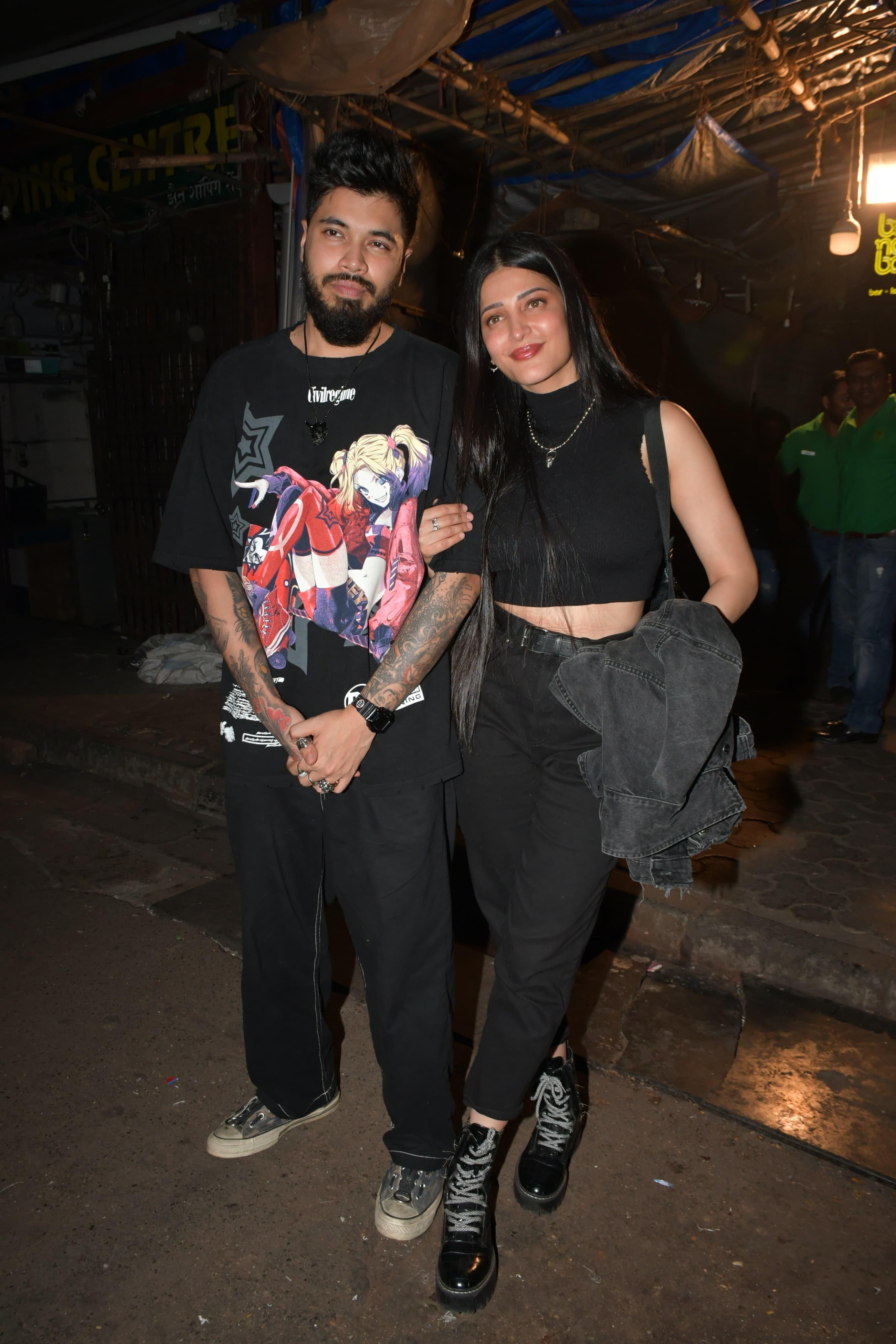 इस दौरान श्रुति अपने बॉयफ्रेंड का हाथ पकड़े हुए नजर आई.