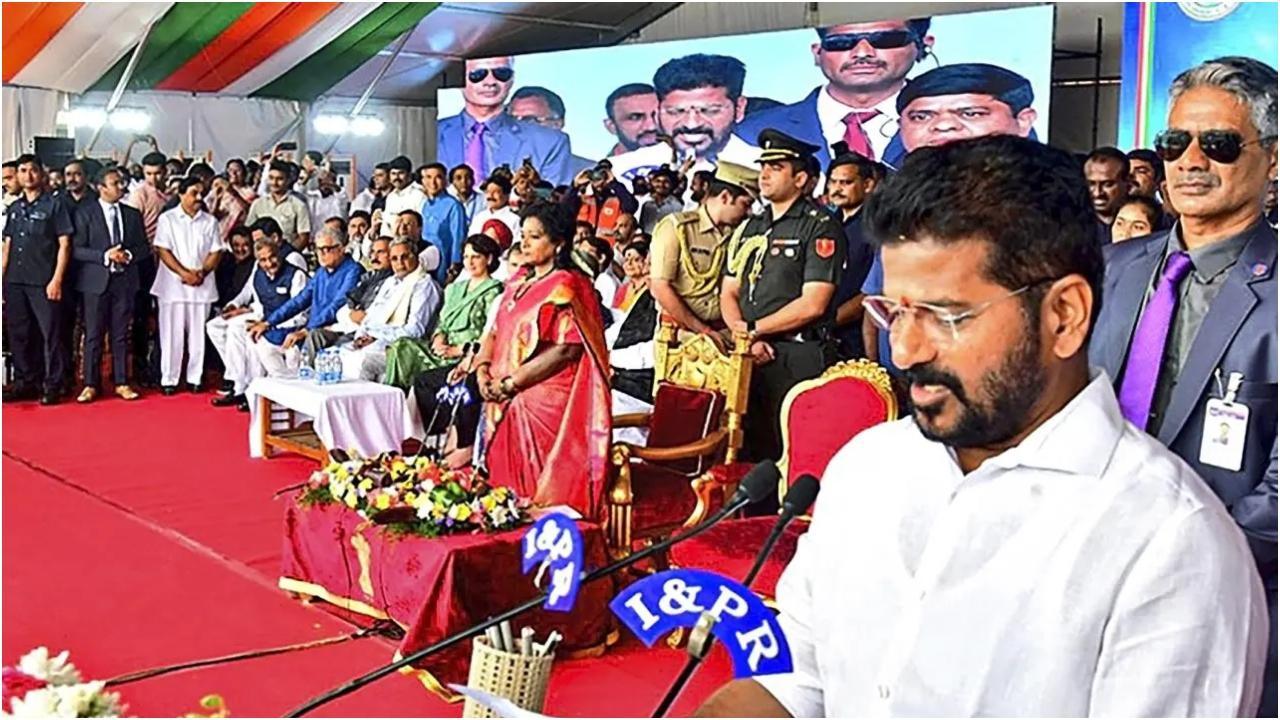 तेलंगाना की राज्यपाल तमिलिसाई सौंदर्यराजन ने रेवंत रेड्डी को राज्य के मुख्यमंत्री पद की शपथ दिलाई. तस्वीर/पीटीआई