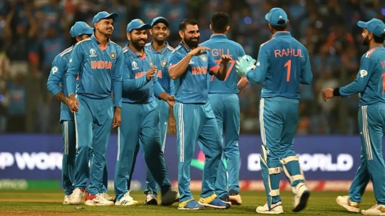 आईसीसी विश्व कप 2023: भारत बनाम श्रीलंका
भारत और श्रीलंका के बीच आईसीसी विश्व कप 2023 का मैच नंबर 33 वानखेड़े स्टेडियम में आयोजित किया गया था. मैच में श्रीलंका के कप्तान कुसल मेंडिस ने टॉस जीतकर पहले गेंदबाजी करने का फैसला किया. 