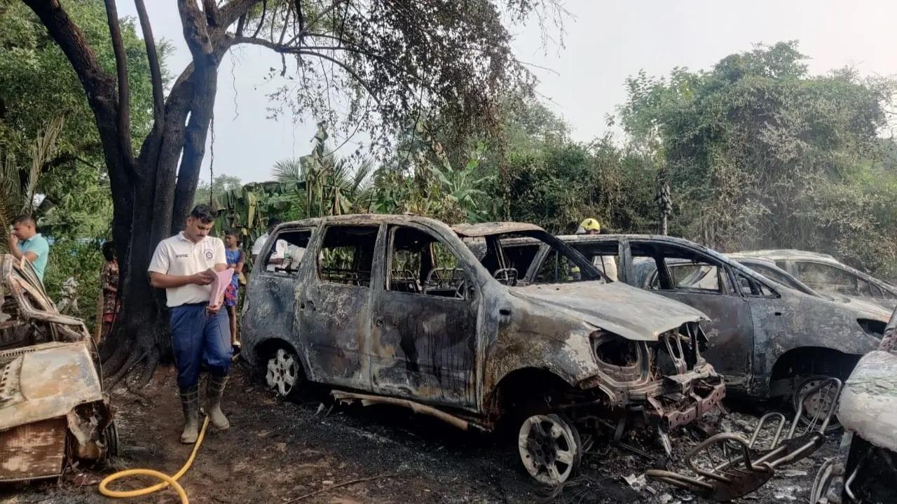 आग लगने की घटना के बाद हवा में गहरा काला धुआं फैल गया. स्थानीय निवासी और मछुआरे इस घटना को देखने के लिए एकत्र हुए.