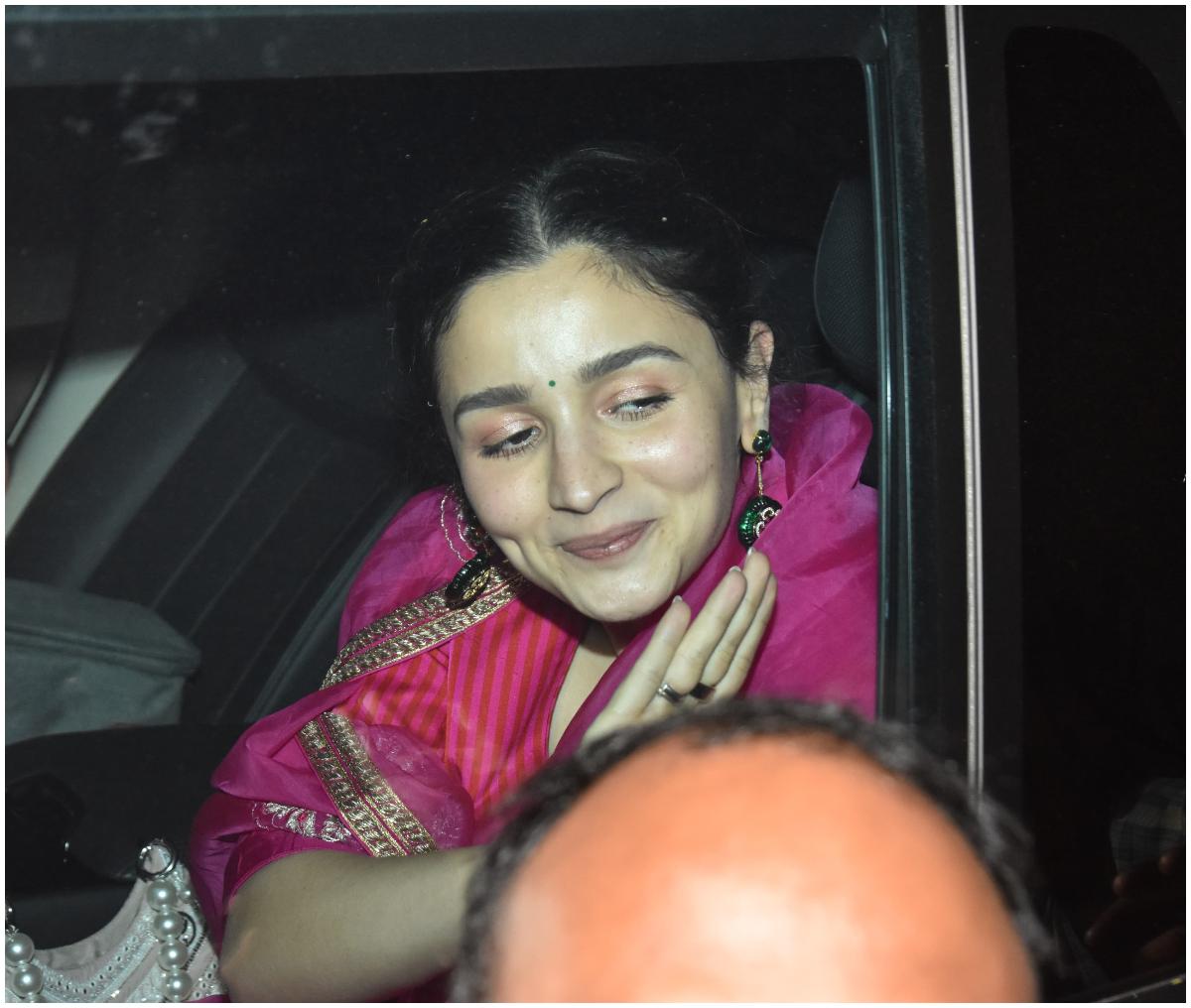 मेहंदी सेरेमनी से जैसे ही आलिया भट्ट निकली वैसे ही सड़क पर रहने वाले बच्चों ने उनकी गाड़ी को घेर लिया. 