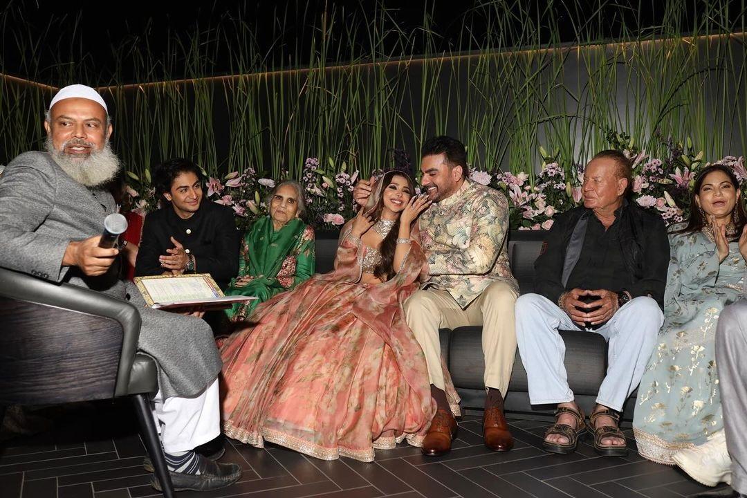 अरबाज खान और शूरा खान द्वारा साझा की गई तस्वीरों में, नवविवाहित जोड़े को पूरे खान खानदान के साथ एक पारिवारिक तस्वीर के लिए पोज देते देखा जा सकता है.