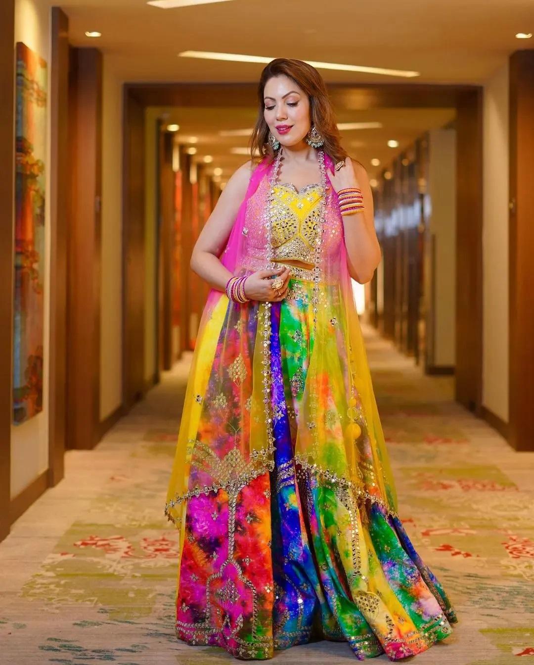 इस शादी के सीजन में ट्रेडिशनल ड्रेस और खुले बालों की जरूरत होती है. मुनमुन द्वारा पहना गया यह लहंगा इतना भारी नहीं है लेकिन रिच लुक देता है.