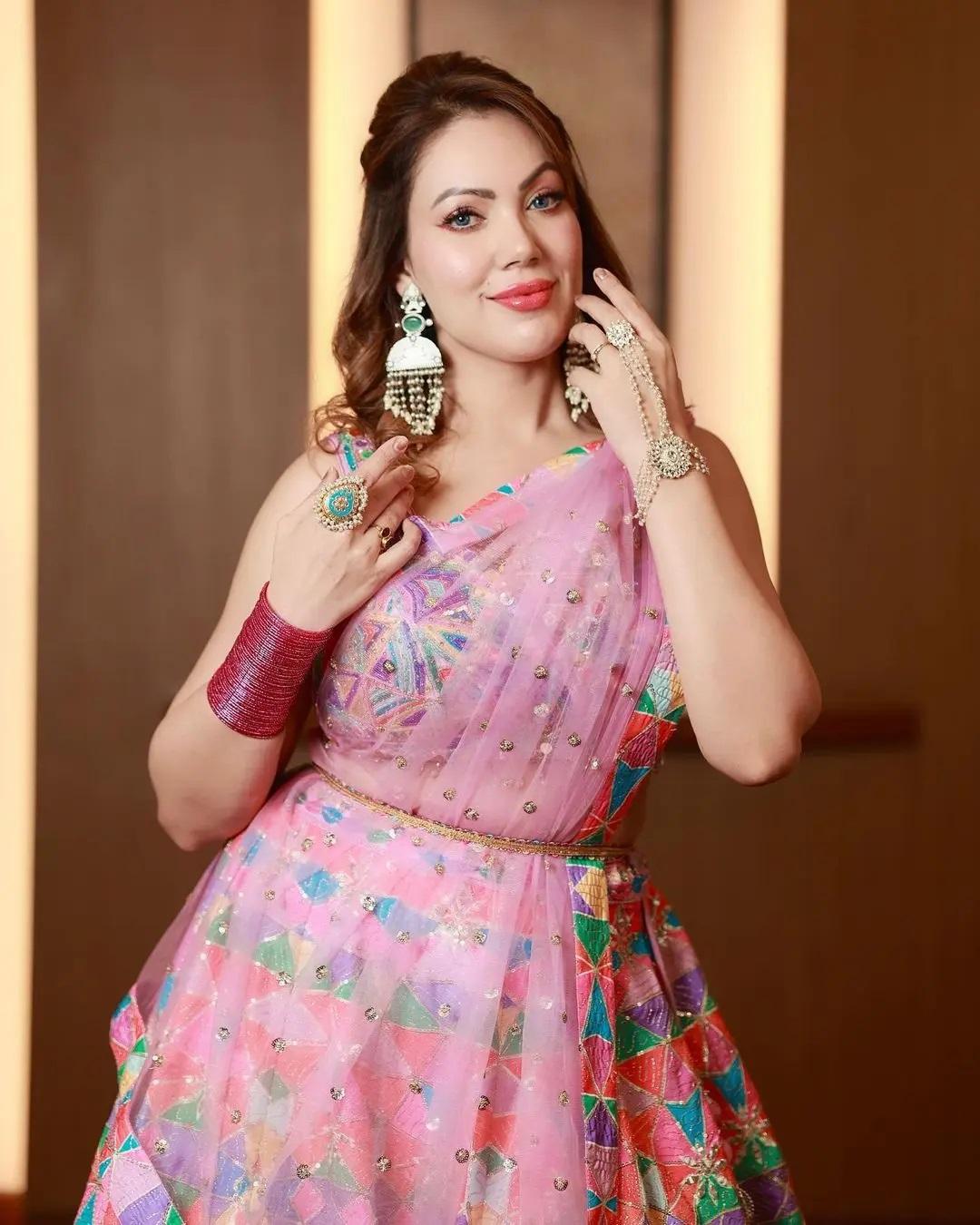 अपने लुक को पूरा करने के लिए मुनमुन ने हैवी ईयररिंग्स पहने और न्यूड मेकअप किया.