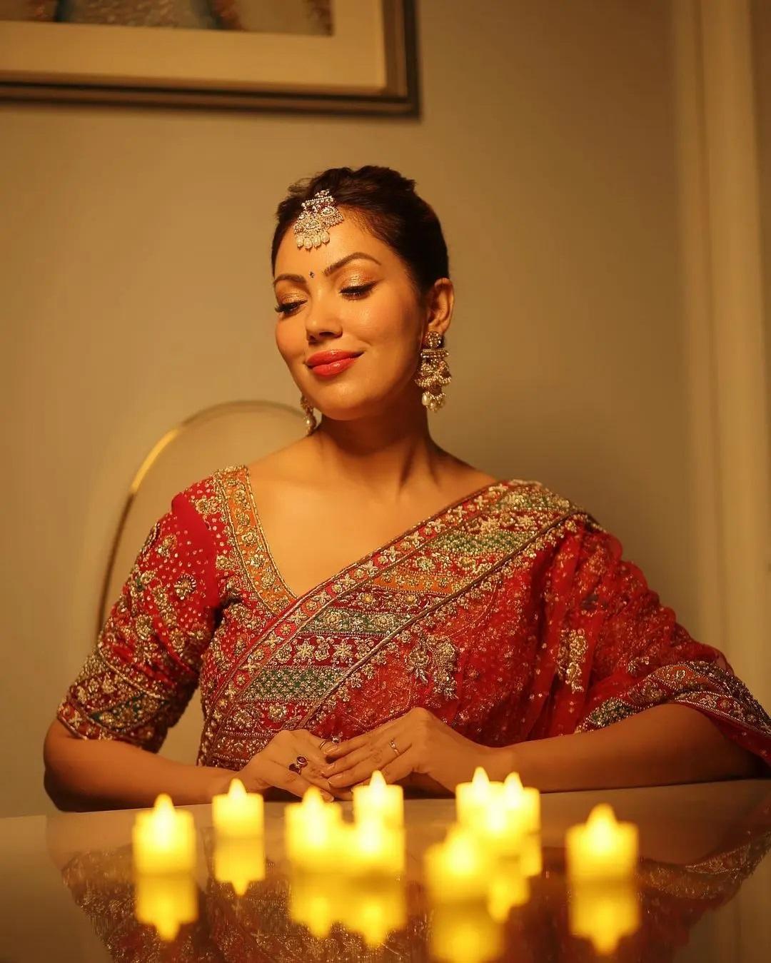 अपने लुक को पूरा करने के लिए, अभिनेत्री ने अपने बालों को एक सुंदर बन में स्टाइल किया और खुद को जटिल आभूषणों से सजाया. 