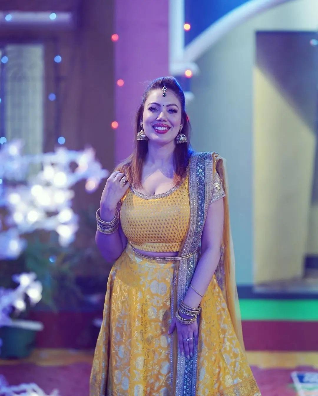 एक्ट्रेस की ये तस्वीर TMKOC के सेट से ली गई है. तस्वीर में एक्ट्रेस ने पीले रंग का लहंगा सेट और कॉन्ट्रास्टिंग दुपट्टा पहना हुआ है.