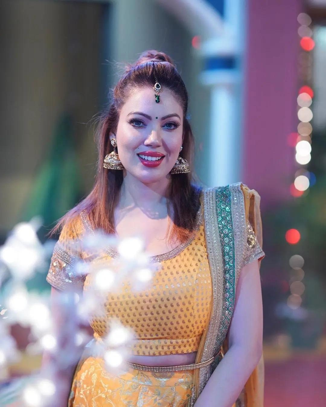 यदि आप अपने दोस्त के हल्दी समारोह में भाग ले रहे हैं, तो यह पोशाक आपके पास जरूर होनी चाहिए. 