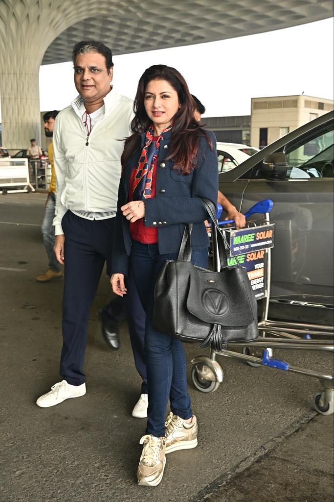 कपल ने मीडिया को पोज देते हुए कई तस्वीरें भी खिंचवाई. 