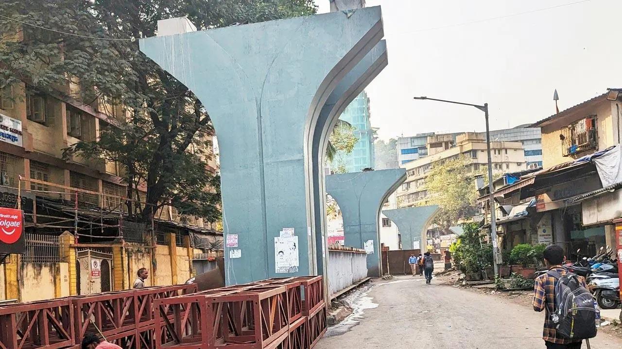 नए पूर्व-पश्चिम विक्रोली रोड ओवर ब्रिज का चल रहा है निर्माण