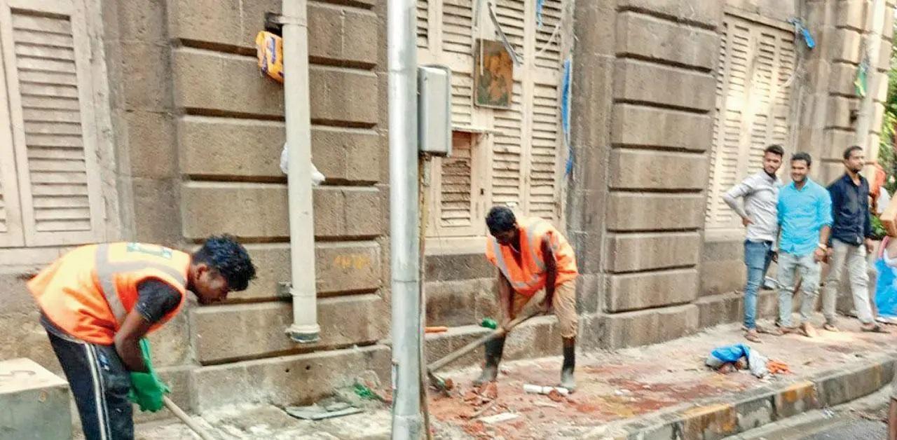 बैलार्ड एस्टेट क्षेत्र की सफाई की जा रही है.