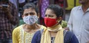 देश में कोविड-19 उप-संस्करण जेएन.1 के मामले सामने आने के बाद बेंगलुरु में लोग एहतियात के तौर पर फेस मास्क पहन रहे हैं. पीटीआई/एएनआई