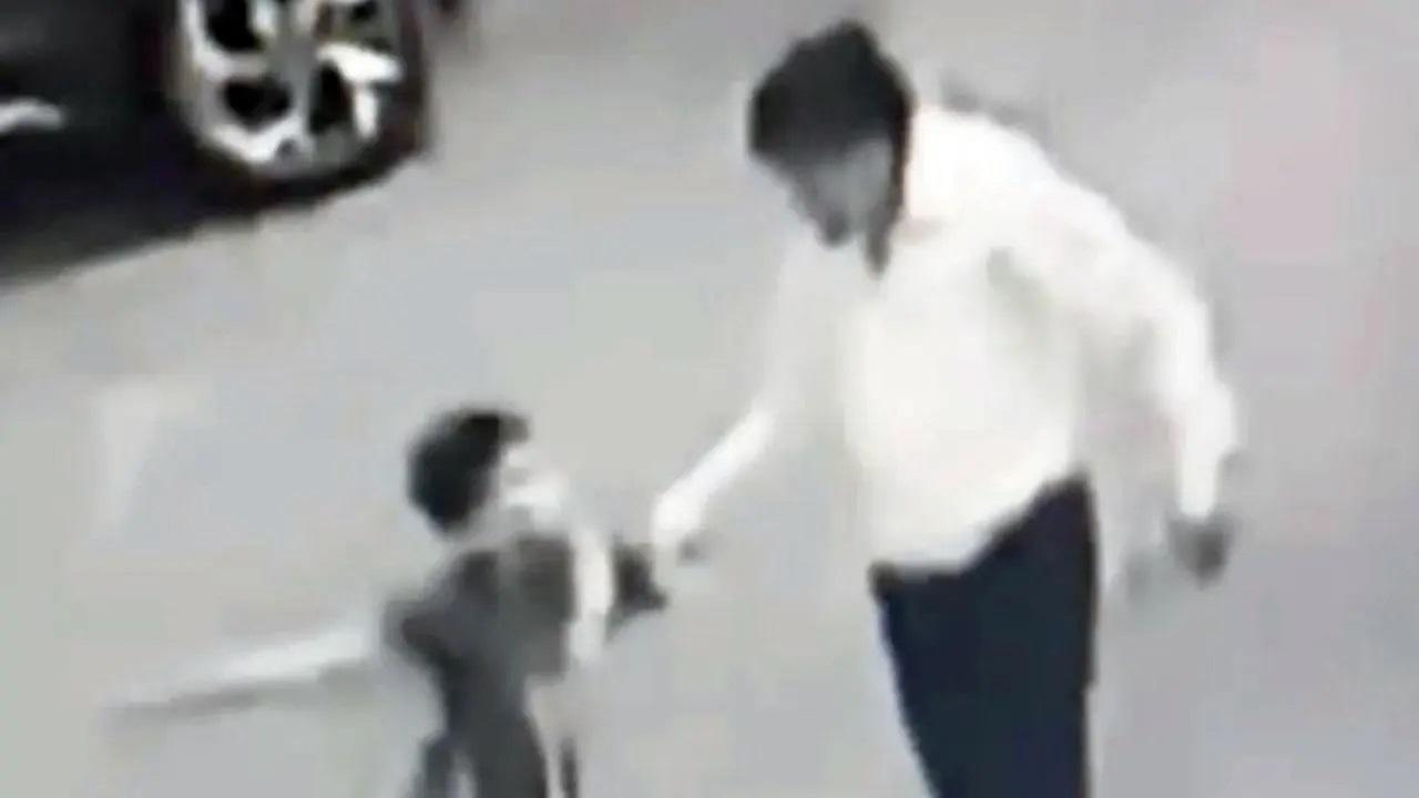 हाउसिंग सोसाइटी के कैमरे में कैद हुई घटना का फ़ोटो.