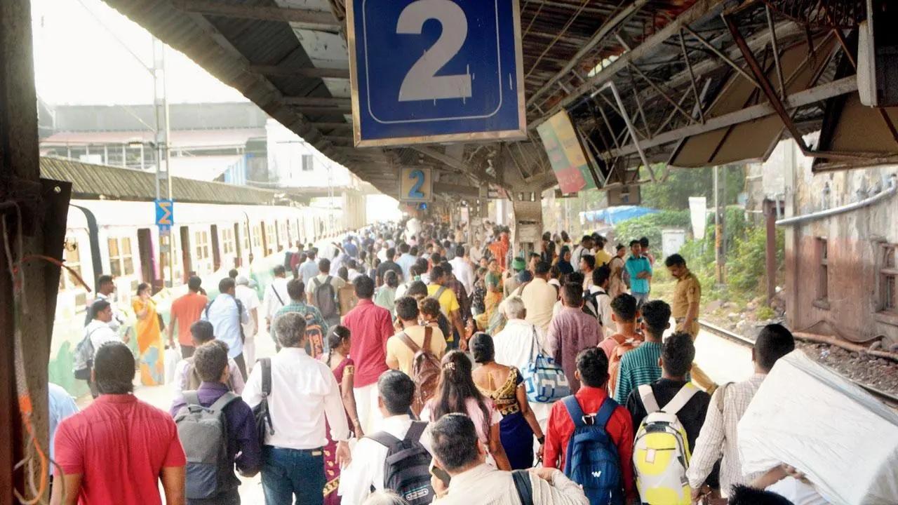 सेंट्रल रेलवे सेक्शन का दादर स्टेशन शुक्रवार को हमेशा गुलजार रहा. तस्वीर/सतेज शिंदे