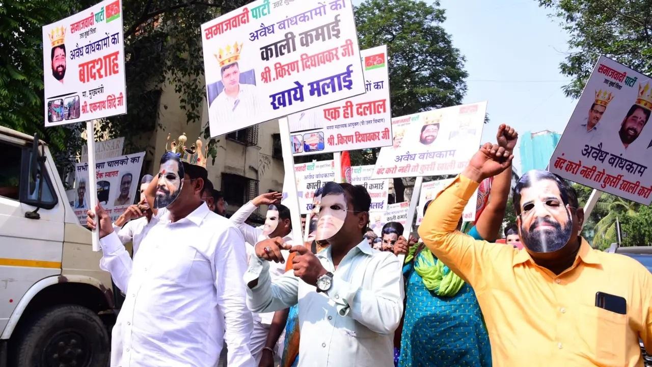 यह विरोध प्रदर्शन समाजवादी पार्टी उत्तर मुंबई जिले के नेताओं द्वारा किया गया था जो पार्टी के उत्तर प्रभाग कार्यालय से शुरू हुआ.