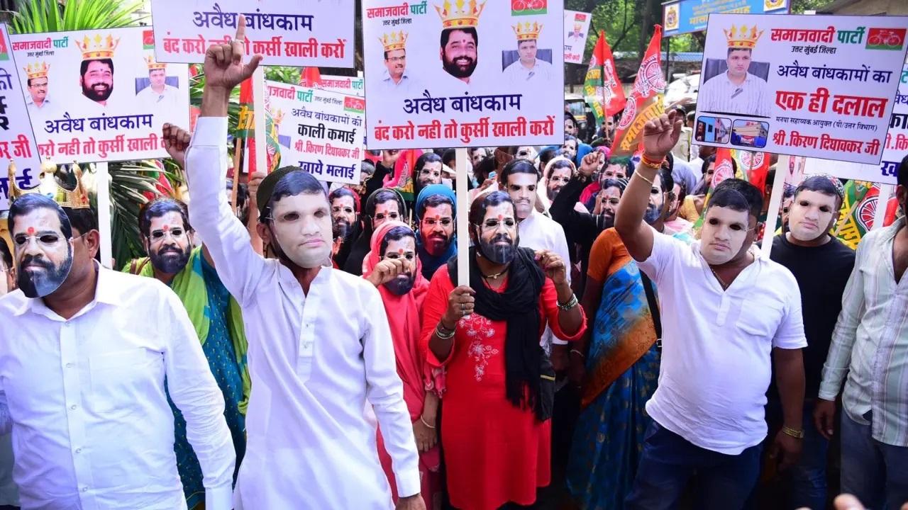 विरोध के दौरान प्रदर्शनकारी महाराष्ट्र के सीएम एकनाथ शिंदे के मुखौटे पहने नजर आए. 