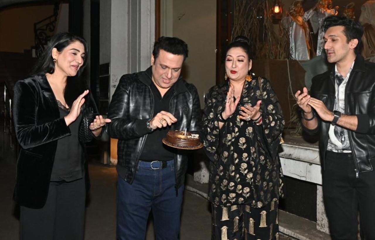 गोविंदा ने पपराजी के सामने बेहद खास अंदाज में अपनी जन्मदिन का जश्न मनाया.  