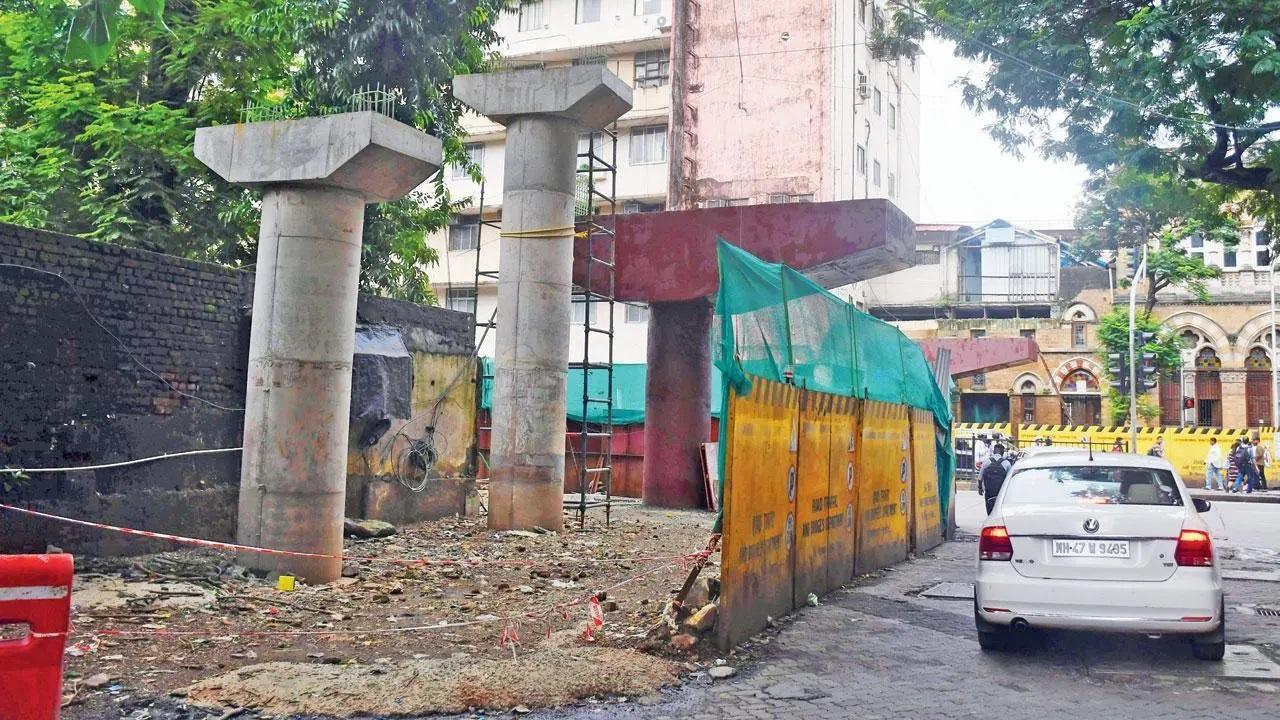 पुल का काम 50 प्रतिशत पूरा हो चुका है। तस्वीर/आशीष राजे