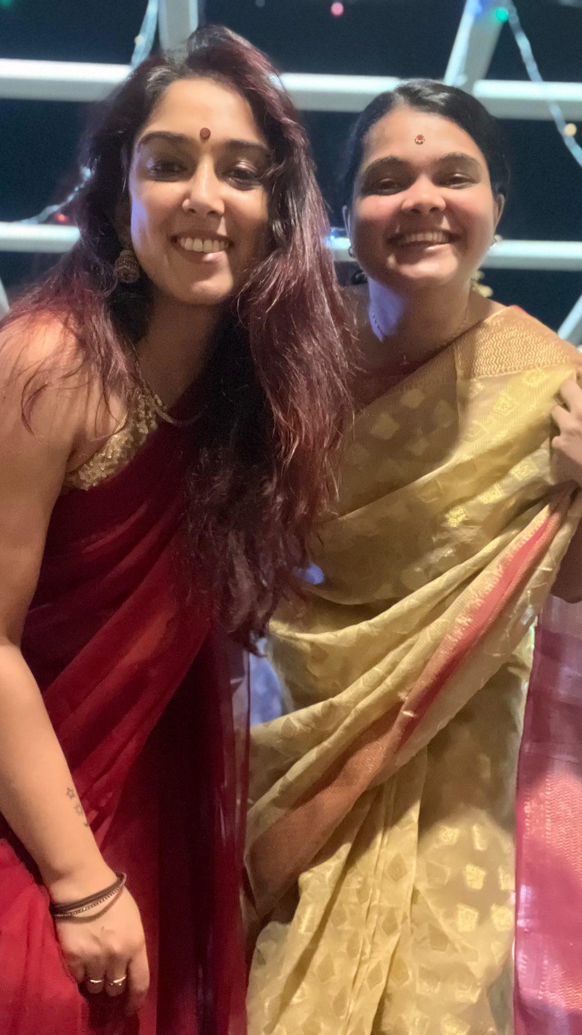 इन फोटोज में आमिर की एक्स वाइफ किरण राव ऑफ-व्हाइट ड्रेस में नजर आई. वीडियो में देखा जा सकता है कि कैसे महाराष्ट्रियन खाना मेज पर परोसा गया है.