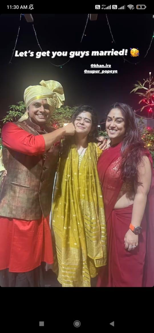 उन्होंने आगे कहा था, `परिवार में अभी से चर्चा होने लगी है कि आमिर को संभालना उस दिन. क्योंकि मैं बहुत भावुक हूं. आमिर ने कहा था, ``मैं अपनी मुस्कान और आंसुओं पर काबू नहीं पा सकता हूं.`