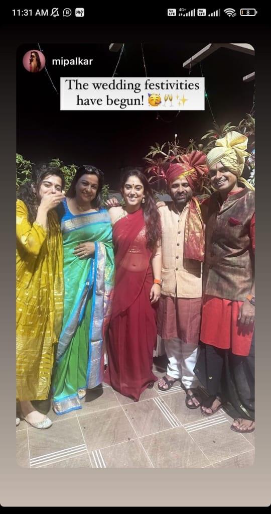 आमिर खान की अगले तस्वीर में इरा अपने दोस्त संग नजर आई, जिसमें वह लाल रंग की साड़ी में नजर आई.