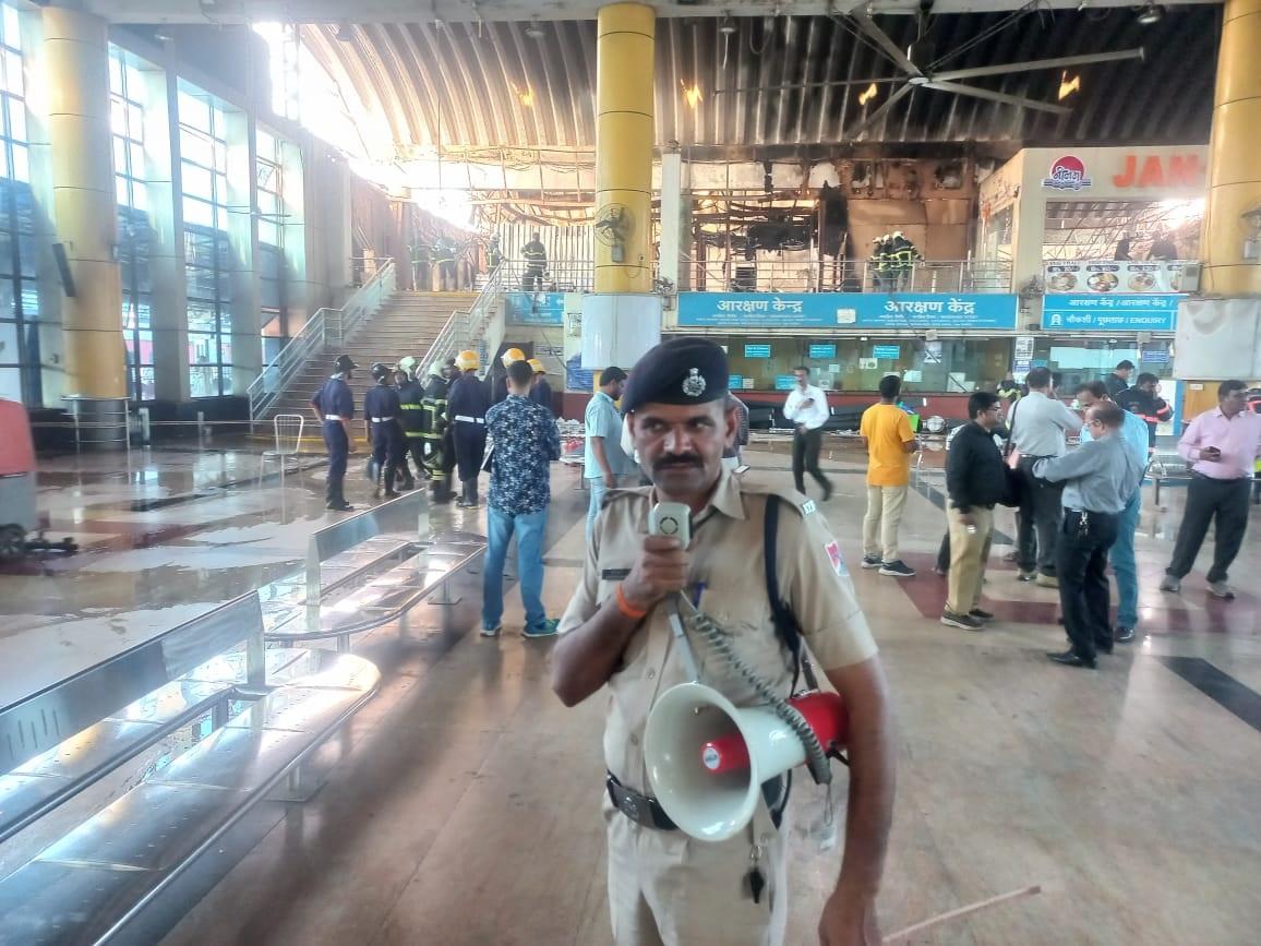 रेलवे स्टेशन परिसर में स्थित एक कैंटीन में बुधवार दोपहर में लगी आग में किसी के भी हताहत होने की खबर नहीं है.