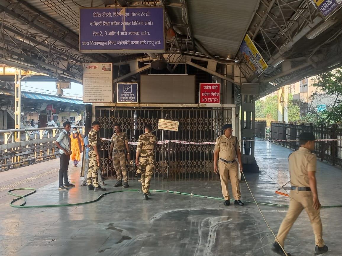 इतनी भीड़ वाले स्टेशन में कोई बड़ा हादसा भी हो सकता था, लेकिन अच्छी खबर यह है कि वक्त रहते हुए आग पर काबू पा लिया गया है.