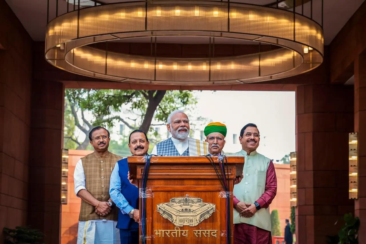 शीतकालीन सत्र से पहले संसद भवन के बाहर मीडिया से बात करते हुए उन्होंने कहा कि यह सत्र विपक्ष के लिए एक 