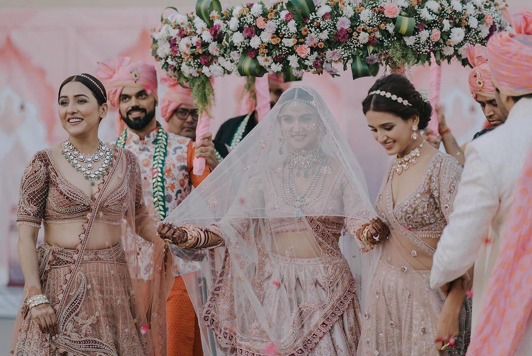 मुक्ति शादी में पेस्टल कलर के लहंगे में दिखाई दी, जिसमें वह बेहद अच्छी लग रही थी. 