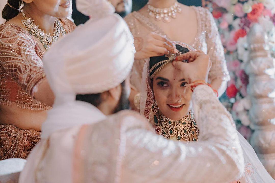 लहंगे में मुक्ति बेहद खूबसूरत नजर आ रही हैं. वहीं कुणाल भी शेरवानी में दिखाई दिए. 