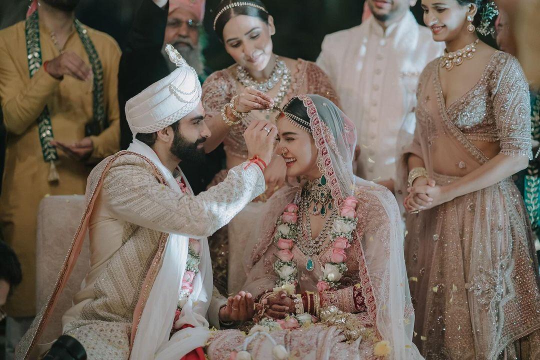 शादी की तस्वीरों को पोस्ट करते हुए मुक्ति मोहन ने कैप्शन में लिखा- `त्वयि सम्प्रेक्ष्य भगवान्स्त्वया हि विवाह्यते...` 