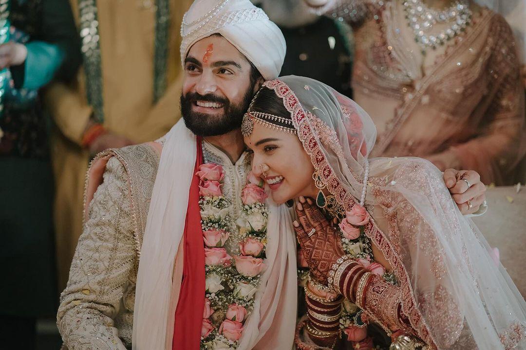 शादी के जोड़े में कुणाल ठाकुर-मुक्ति मोहन एक दूसरे के साथ काफी अच्छे लग रहे थे. 