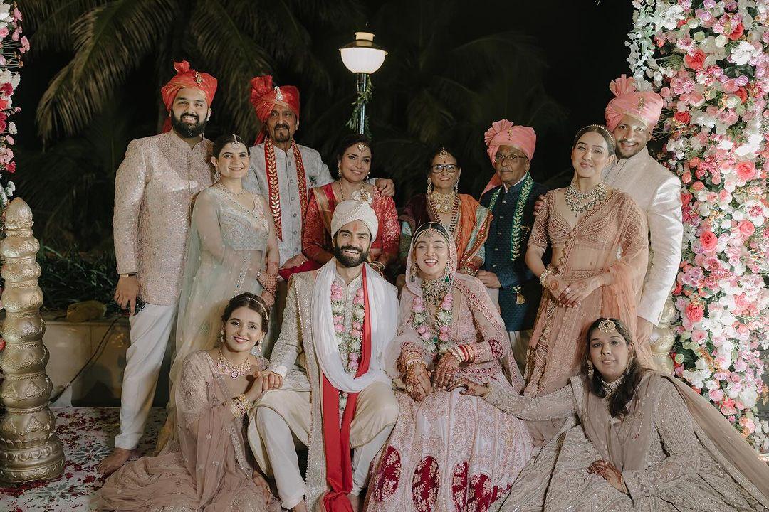 मुक्ति ने अपने दिल की बात आगे कहते हुए लिखा- `तुम्हारे साथ, मेरा मिलन नियति है... भगवान, परिवार और दोस्तों द्वारा दिए गए आशीर्वाद के लिए मैं आभारी हूं... हमारा परिवार बेहद खुश हैं... पति-पत्नी के रूप में हमारी आगे की यात्रा के लिए आपका आशीर्वाद चाहते हैं...`