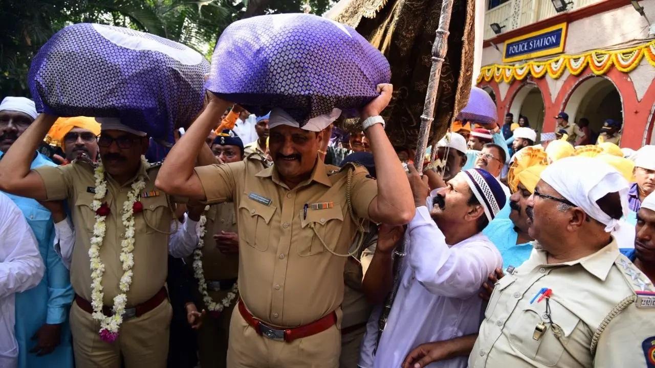 कई पुलिस कर्मचारियों ने उर्स में भाग लिया. साथ ही मुस्लिम लोगों के साथ-साथ हिंदू श्रद्धालु भी इस दौरान शामिल होते नजर आए.
