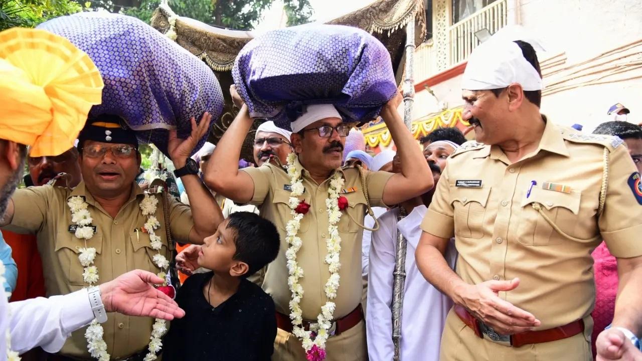 14वीं सदी के सूफी संत मखदूम फकीह अली महिमी की कब्र माहिम दरगाह के अंदर स्थित है. 