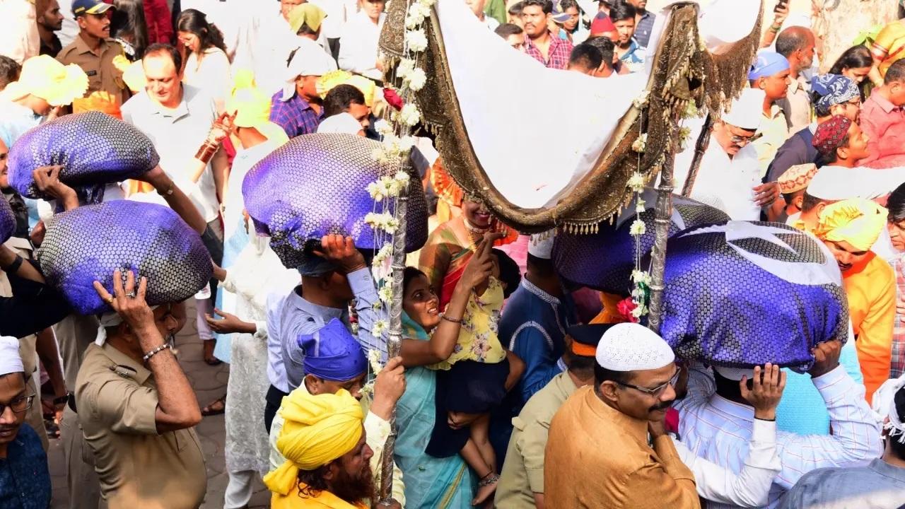 माहिम इलाके में स्थित संत मखदूम फकीह माहिमी की दरगाह पर लगने वाला सालाना मेला शुरू हो गया है. 