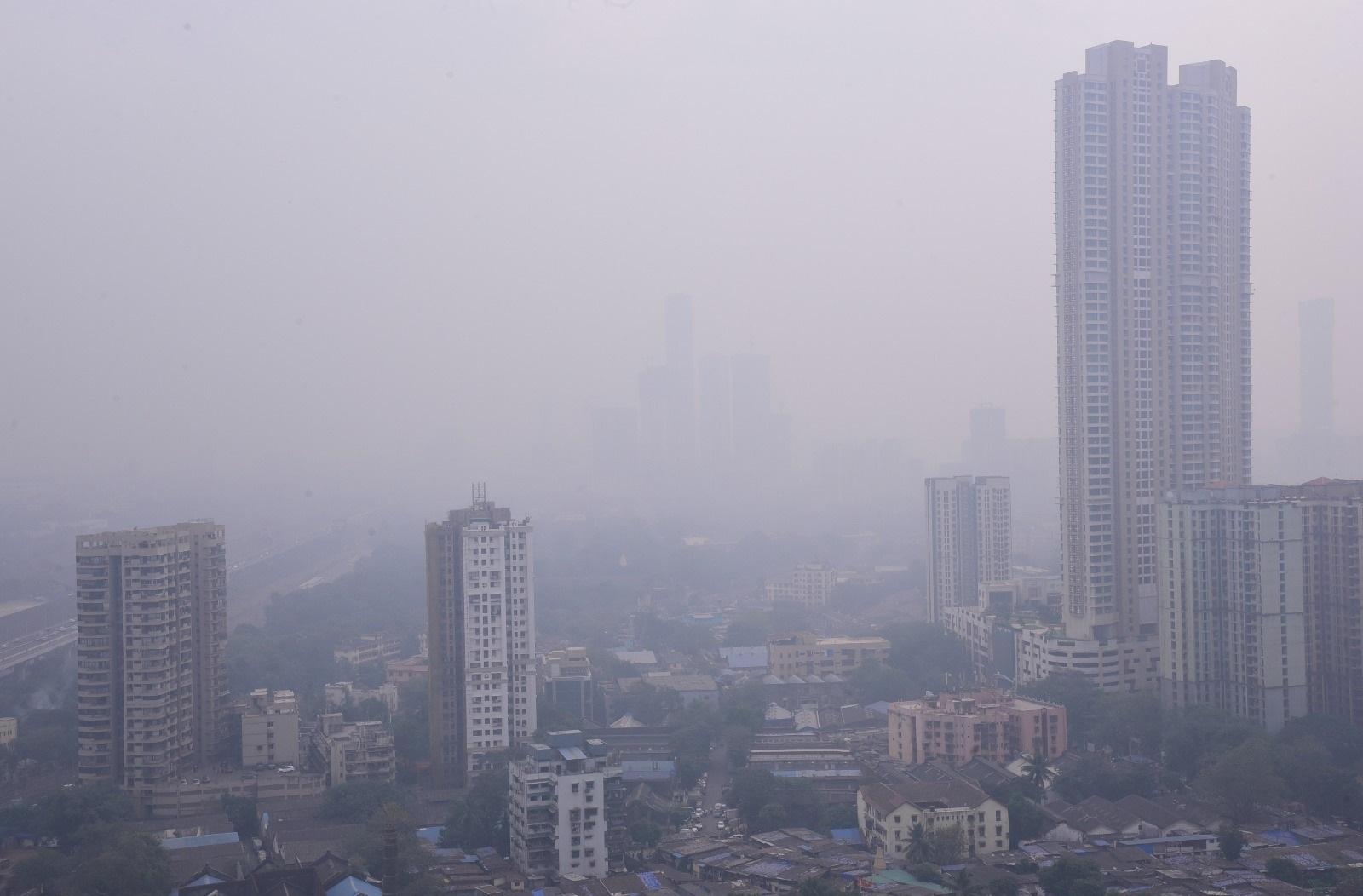 सिविक अथॉरिटी वायु प्रदूषण फैलाने वालों पर सख्ती कर रही है. 