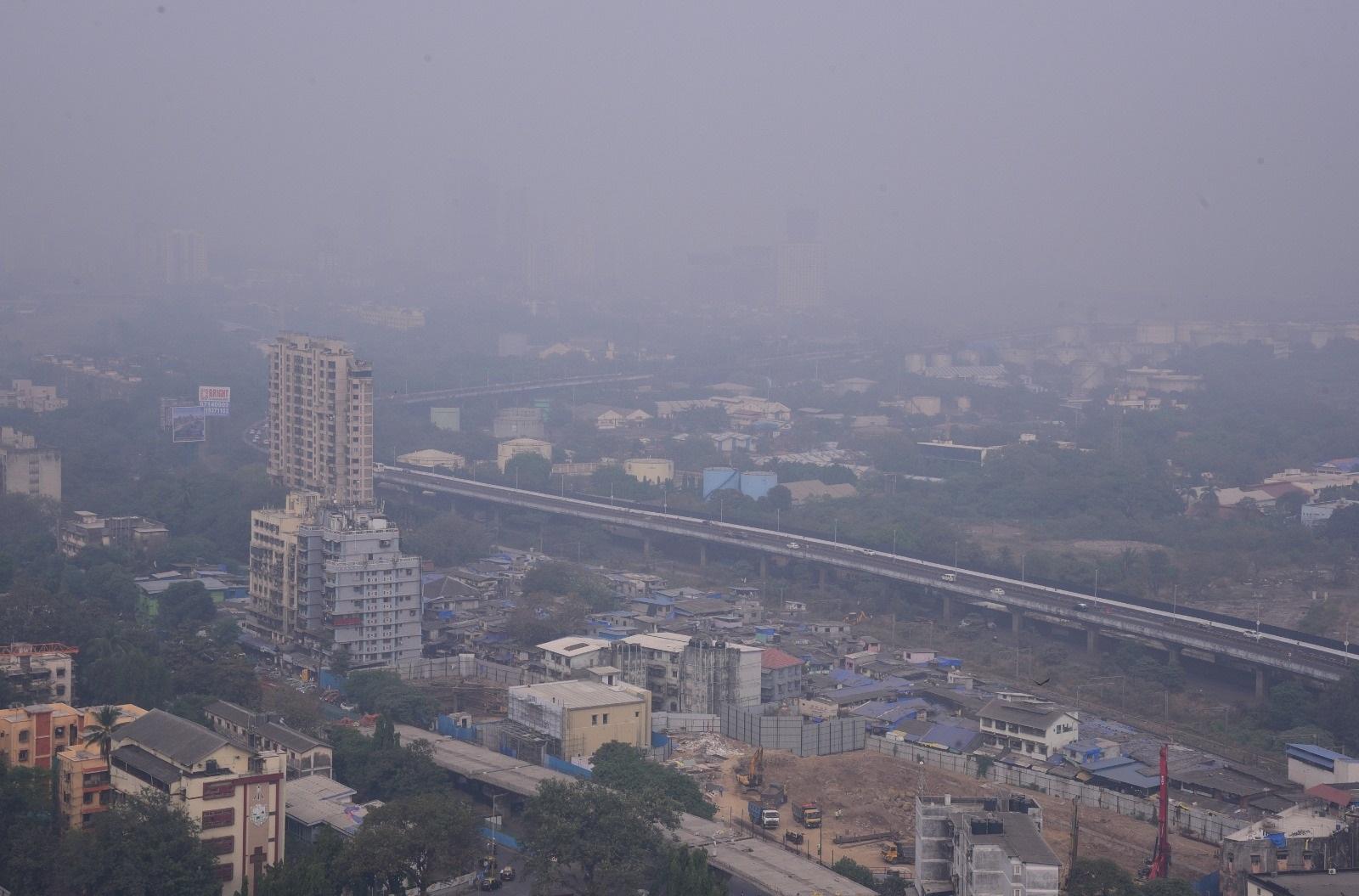हवा प्रदुषण के कारण लोगों के गले में खराश, खांसी, आंखों में जलन जैसी पीड़ित हो रही है. 