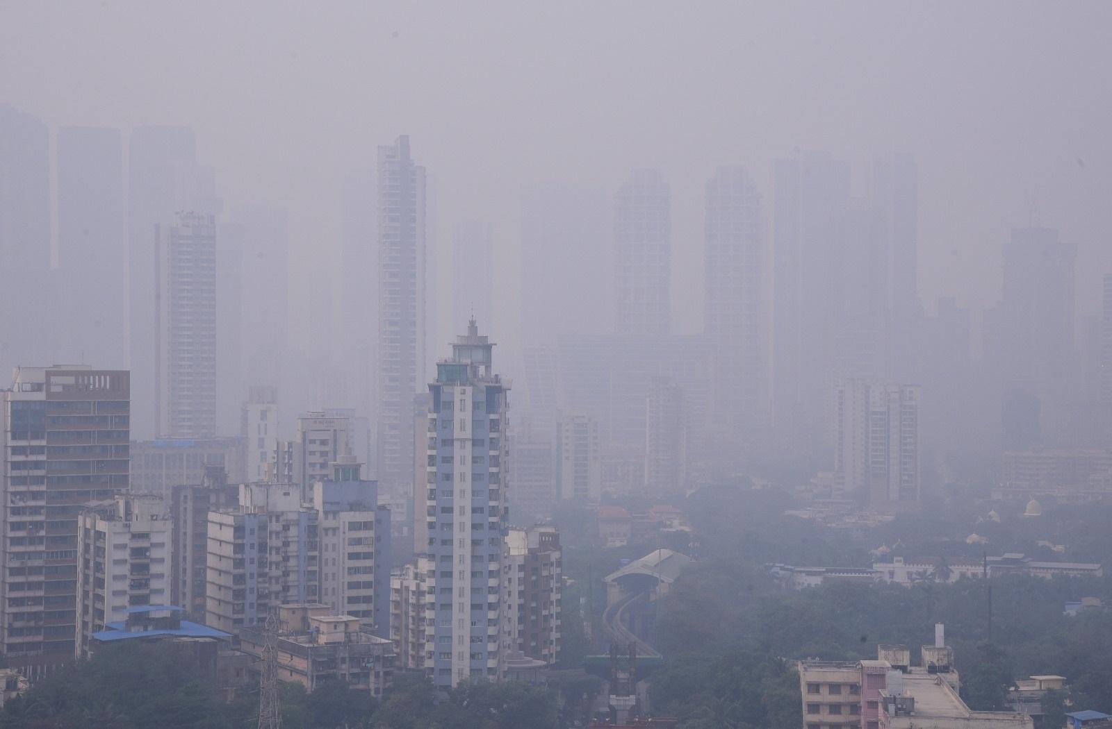 यहीं वजह है कि मुंबई धुंध की चादर में ढक गई हैं. 