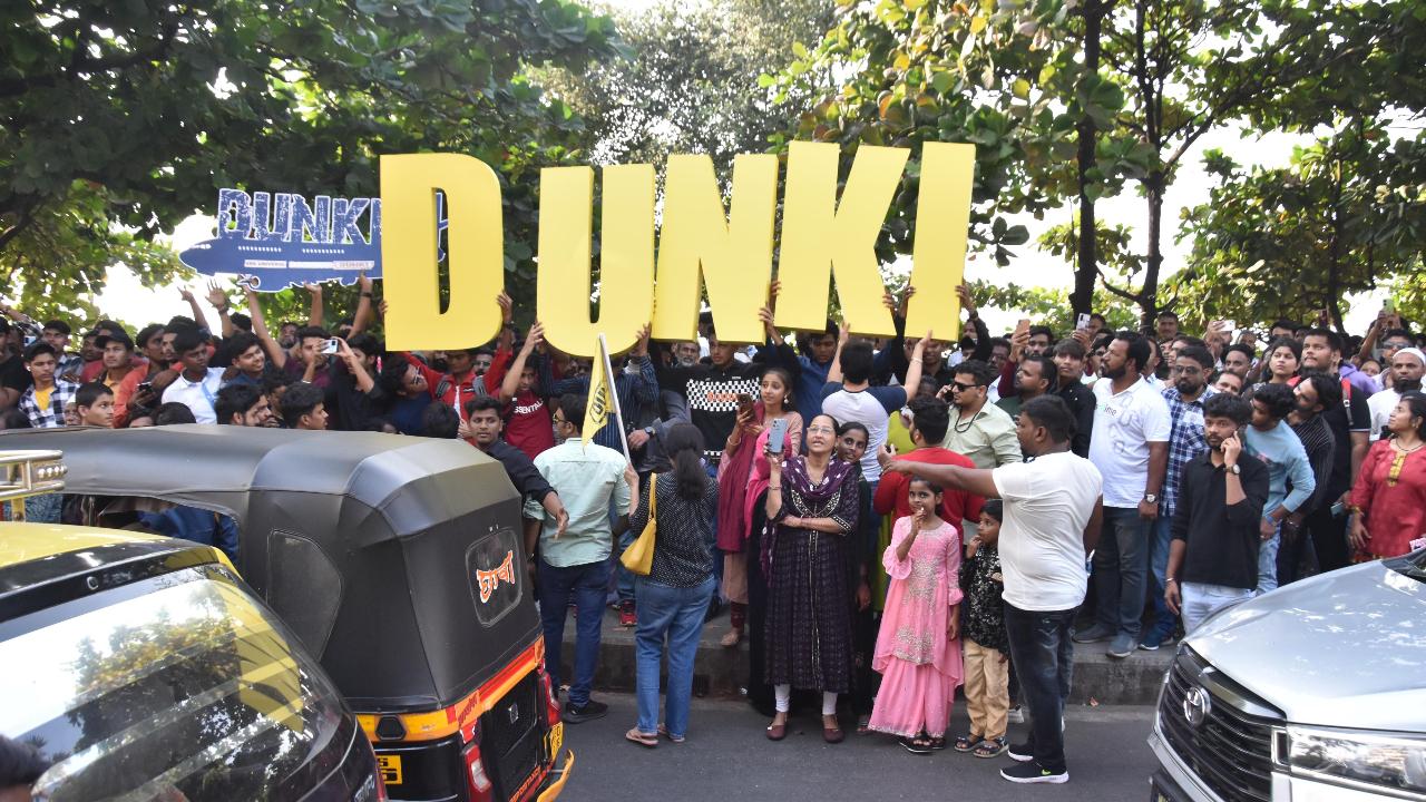 शाहरुख खान का बंगला `मन्नत` के बाहर मौजूद फैंस लगातार उनका नाम पुकारते दिखाई दिए.