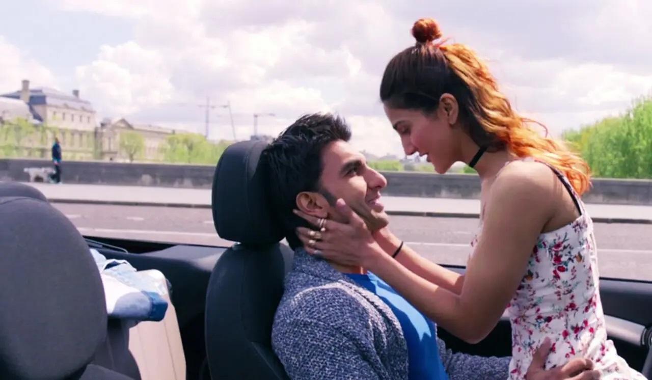बेफिक्रे (2016)
आदित्य चोपड़ा अपनी पहली गैर-एसआरके निर्देशित फिल्म में रणबीर कपूर को चाहते थे. हालांकि, बात नहीं बन पाई और फिल्म रणवीर सिंह के पास चली गई. उन्हें वाणी कपूर के अपोजिट कास्ट किया गया था. फिल्म बॉक्स ऑफिस पर नहीं चली.