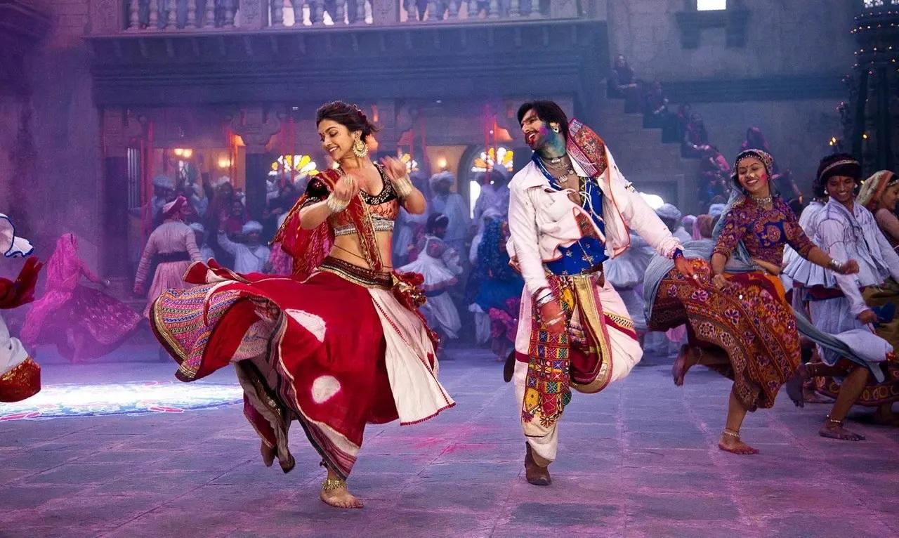 रामलीला (2013)
अपनी पहली फिल्म सांवरिया के बाद संजय लीला भंसाली रणबीर के साथ दोबारा काम करना चाहते थे और उन्होंने उन्हें `रामलीला` ऑफर की. हालांकि, उन्होंने खुद को माफ कर दिया और बात रणवीर सिंह के पास चली गई. फिल्म ने रणवीर और दीपिका को एक साथ ला दिया और जैसा कि वे कहते हैं, बाकी सब इतिहास है.