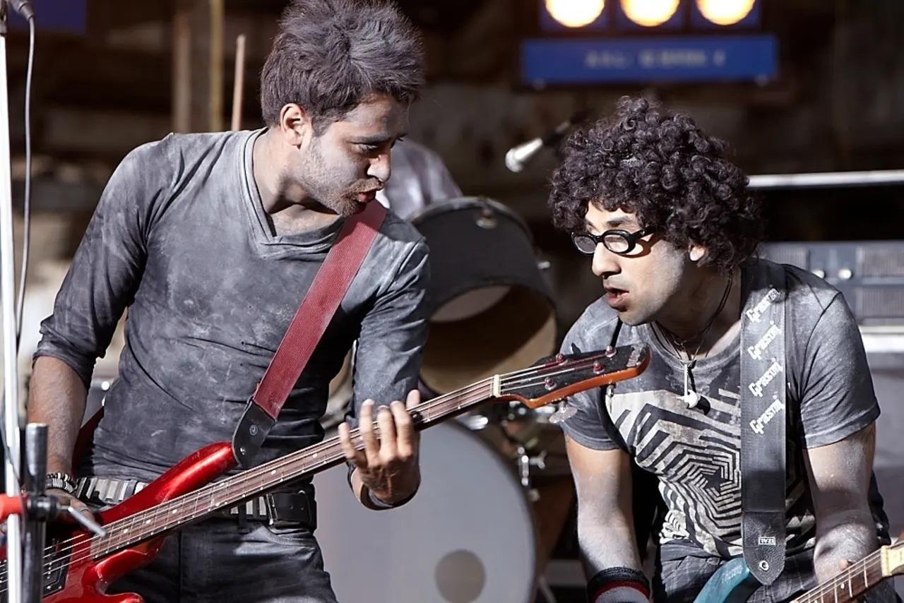 दिल्ली बेली (2011)
यह एक ऐसी फिल्म है, जिसमें भूमिका निभाना भी हर किसी के बस की बात नहीं थी. रणबीर कपूर उन कई अभिनेताओं में से थे जिन्होंने यह फिल्म ठुकरा दी थी. आखिरकार इमरान खान ने अपने चाचा आमिर खान के प्रोडक्शन में मुख्य भूमिका निभाई.