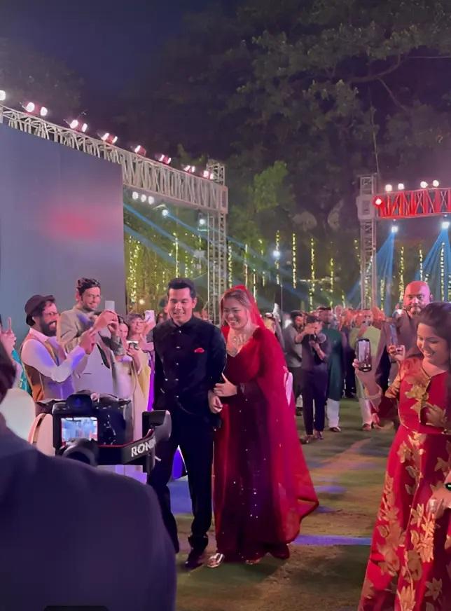 रणदीप हुडा की बहन डॉ. अंजलि ने हमें उनकी शादी के रिसेप्शन में नवविवाहित जोड़े की स्वप्निल एंट्री की अंदरूनी झलक दिखाई.