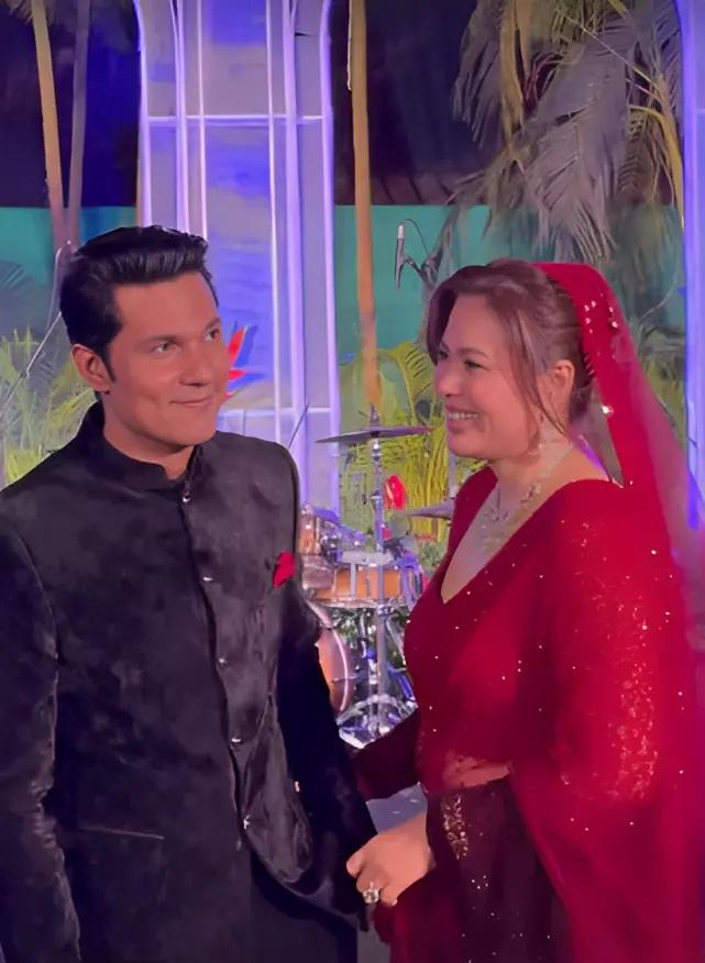 रणदीप हुडा ने शाही दिखने वाला काला सूट पहना हुआ था, जबकि लिन ने एक सुंदर लाल साड़ी में एक आकर्षक कंट्रास्ट पेश किया था.