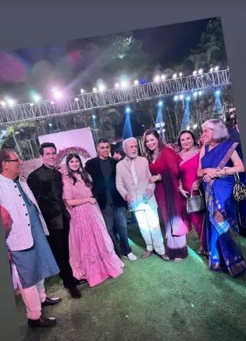 ग्रुप फोटो में सेलेब्स और डेकोरेशन दिखाई देता है. रत्ना पाठक शाह और नसीरुद्दीन शाह अपनी बेजोड़ उपस्थिति के कारण तुरंत किसी का भी ध्यान खींच लेते हैं.