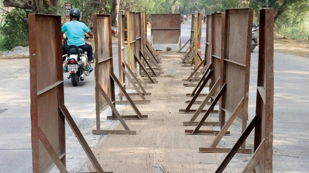 बीएमसी द्वारा नियुक्त ठेकेदार ने दरारों की मरम्मत शुरू कर दी है. तस्वीर/अनुराग अहिरे