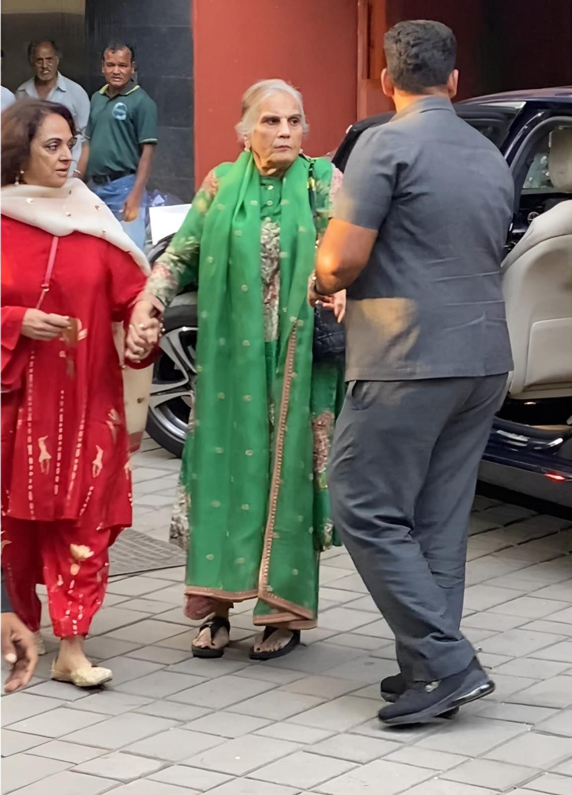 अरबाज के की मां सलमा खान भी इस दौरान नजर आई. 